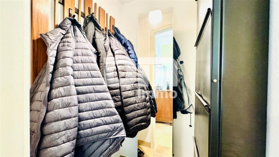 Zeitlose Eleganz trifft Moderne: Modernisiertes Einfamilienhaus mit großem Garten und Garage - EG Garderobe